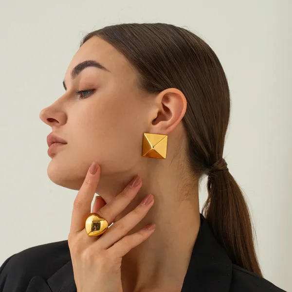 Gold_Solid_Square_Stud_Earrings_For_Women